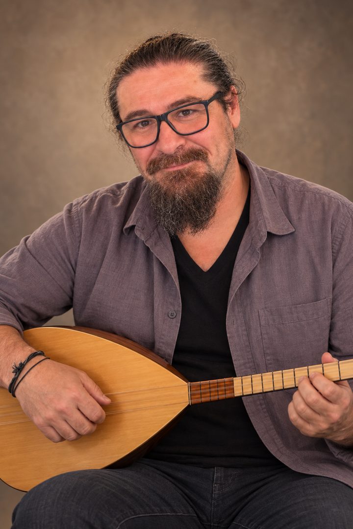 Cem Ertürk mit seiner Saz